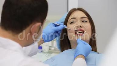 牙医正在从激光漂白牙齿样品中选择牙齿颜色